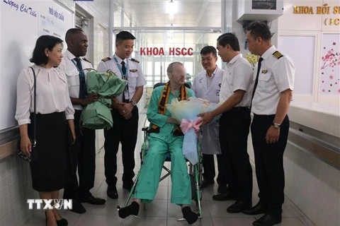 Bệnh nhân 91với các đồng nghiệp ở Đoàn bay 919 - Hãng Hàng không quốc gia Việt Nam trong ngày xuất viện. (Ảnh: TTXVN phát)