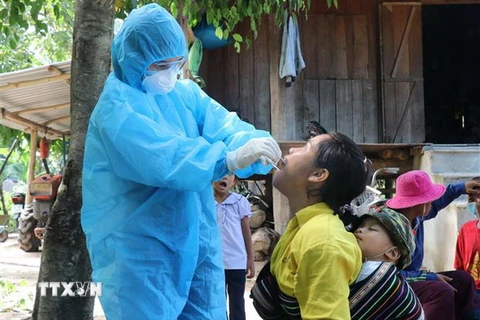 Nhân viên y tế lấy mẫu xét nghiệm bạch hầu tại buôn Diêo, xã Bông Krang, huyện Lắk, tỉnh Đắk Lắk. (Ảnh: TTXVN)