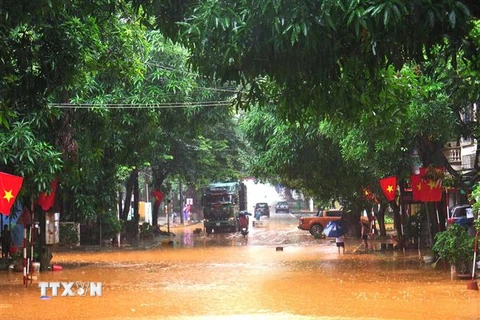 Nhiều tuyến đường ở thành phố Hà Giang bị chìm sâu trong nước. (Ảnh: Minh Tâm/TTXVN)