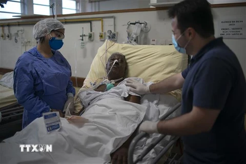 Nhân viên y tế chăm sóc bệnh nhân COVID-19 tại một bệnh viện ở Rio de Janeiro, Brazil. (Ảnh: AFP/TTXVN)
