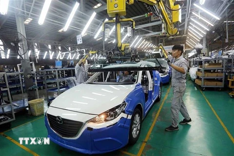 Dây chuyền lắp ráp xe Mazda của Công ty Cổ phần Ôtô Trường Hải trong Khu Kinh tế mở Chu Lai (Quảng Nam). (Ảnh: TTXVN)