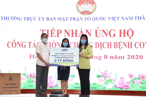 Lãnh đạo Sở Y tế và Mặt trận Tổ quốc thành phố Hà Nội tiếp nhận 50.000 bộ lấy mẫu xét nghiệm COVID-19 trị giá 5 tỷ đồng từ đại diện Vinamilk. (Nguồn: Vinamilk)