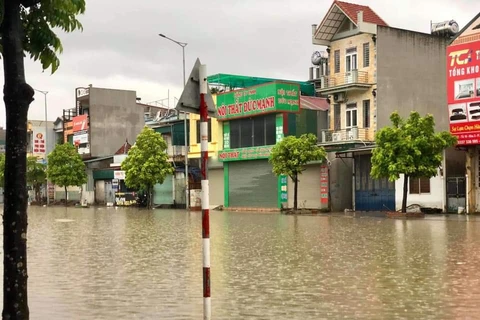 Do ảnh hưởng của mưa lớn, nhiều khu dân cư cũng đã ngập trong biển nước. (Nguồn: Báo Quảng Ninh)