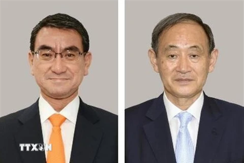 Bộ trưởng Quốc phòng Nhật Bản Taro Kono (trái) và Chánh Văn phòng nội các Yoshihide Suga, những gương mặt được cho là có thể kế nhiệm Thủ tướng Abe Shinzo. (Ảnh: Kyodo/TTXVN)