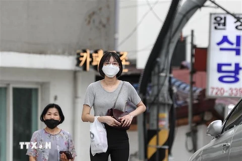 Người dân đeo khẩu trang phòng lây nhiễm COVID-19 tại Seoul, Hàn Quốc. (Ảnh: THX/TTXVN)
