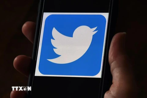 Biểu tượng Twitter trên một màn hình điện thoại ở Arlington, bang Virginia, Mỹ. (Ảnh: AFP/TTXVN)