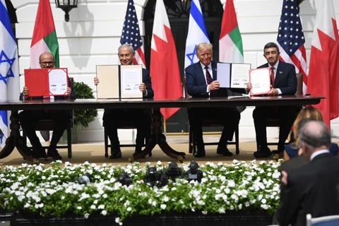 Tổng thống Mỹ Donald Trump (thứ 2, phải) chủ trì lễ ký kết thỏa thuận bình thường hóa quan hệ lịch sử giữa Israel-UAE và Bahrain tại Nhà Trắng, mở ra chương mới cho mối quan hệ hợp tác giữa các bên. (Ảnh: AFP/TTXVN)
