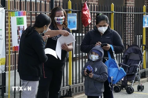 Học sinh đeo khẩu trang phòng lây nhiễm COVID-19 khi tới trường học tại New York, Mỹ. (Ảnh: AFP/TTXVN)