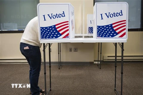 Cử tri bỏ phiếu sớm bầu Tổng thống tại điểm bầu cử ở Arlington, bang Virginia, Mỹ. (Ảnh: AFP/TTXVN)