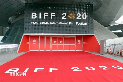 Biển hiệu Liên hoan phim quốc tế Busan 2020 tại lối vào Trung tâm Điện ảnh Busan ở thành phố Busan, Hàn Quốc ngày 21/10. (Ảnh: AFP/TTXVN)