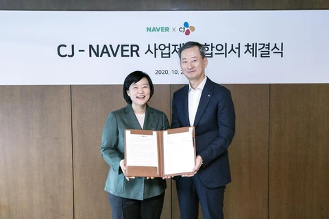 Lãnh đạo Naver và CJ Group tại lễ ký thỏa thuận. (Nguồn: Yonhap)