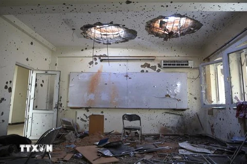 Cảnh đổ nát tại trường Đại học Kabul sau vụ tấn công ngày 2/11. (Ảnh: THX/TTXVN)