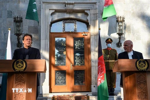 Tổng thống Afghanistan Ashraf Ghani (phải) trong cuộc họp báo chung với Thủ tướng Pakistan Imran Khan đang ở thăm Kabul. (Ảnh: AFP/TTXVN)
