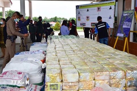 Cảnh sát trưng bày số ma túy thu giữ ở Narathiwat, Thái Lan, ngày 3/7. Ảnh minh họa. (Ảnh: AFP/TTXVN)