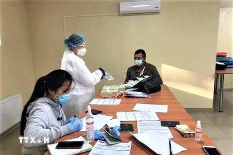 Xét nghiệm COVID-19 cho người Việt tại Odessa. (Ảnh: Hội người Việt Nam tỉnh Odessa cung cấp)