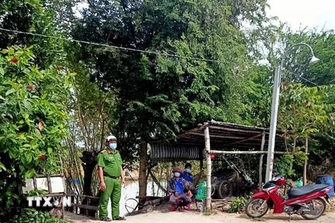 Hai đối tượng trốn khỏi khu cách ly tập trung bị lực lượng chức năng phát hiện, bắt giữ tại khu vực xã Phú Hữu, huyện An Phú, tỉnh An Giang. (Ảnh: Công Mạo/TTXVN)