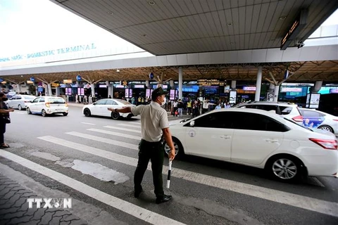 Lực lượng an ninh hàng không làm nhiệm vụ điều tiết giao thông tại khu vực đón trả khách sân bay Tân Sơn Nhất. (Ảnh: Thành Chung/TTXVN)