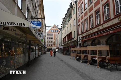 Cảnh vắng vẻ tại một tuyến phố ở Munich, Đức trong bối cảnh các biện pháp hạn chế được áp dụng nhằm ngăn chặn sự lây lan của dịch COVID-19. (Ảnh: AFP/TTXVN)