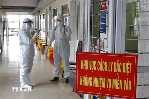 Ngày 30 Tết, các bác sỹ Bệnh viện dã chiến số 2 Quảng Ninh làm việc tại khu vực cách ly đặc biệt. (Ảnh: TTXVN phát)