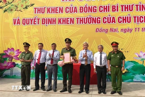 Bí thư Tỉnh ủy Đồng Nai Nguyễn Phú Cường trao thư khen lực lượng Công an Đồng Nai liên tiếp triệt phá thành công 2 chuyên án quan trọng. (Ảnh: Lê Xuân/TTXVN)