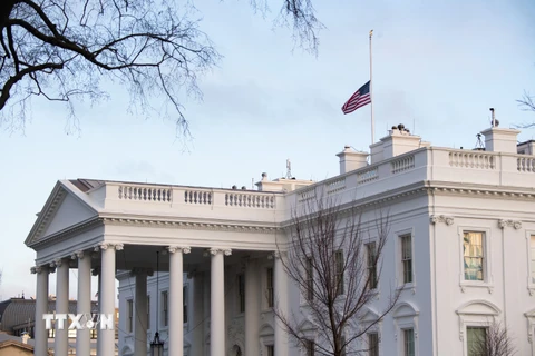 Cờ rủ được treo trên nóc Nhà Trắng ở Washington, DC., Mỹ để tưởng niệm 500.000 người dân thiệt mạng trong đại dịch COVID-19. (Ảnh: AFP/TTXVN)