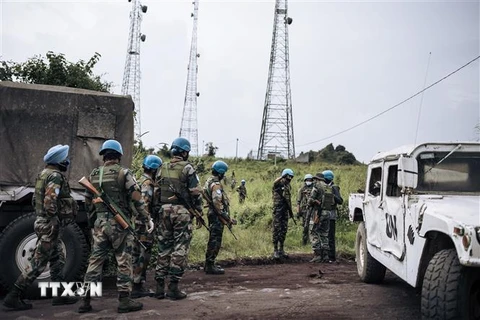 Binh sỹ thuộc Phái bộ gìn giữ hòa bình của Liên hợp quốc được triển khai tới hiện trường vụ sát hại Đại sứ Italy tại CHDC Congo. (Ảnh: AFP/TTXVN)