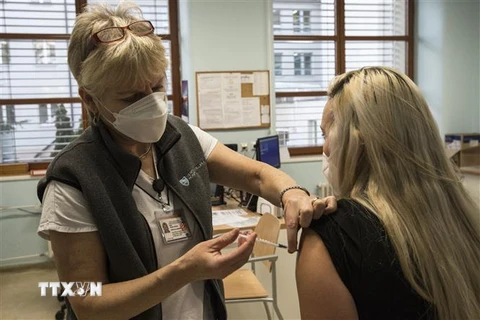 Nhân viên y tế tiêm vắcxin ngừa COVID-19 Pfizer-BioNTech tại Prague, CH Séc. (Ảnh: AFP/TTXVN)