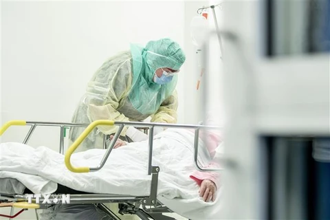 Nhân viên y tế chăm sóc bệnh nhân nhiễm COVID-19 tại bệnh viện ở Turku, Phần Lan. (Ảnh: AFP/TTXVN)