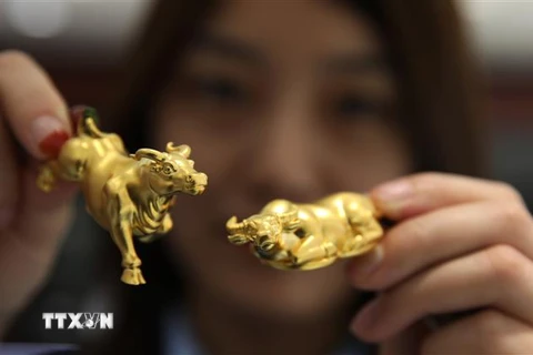 Trâu vàng được bày bán tại một cửa hàng vàng ở tỉnh Sơn Đông, Trung Quốc. (Ảnh: THX/TTXVN)