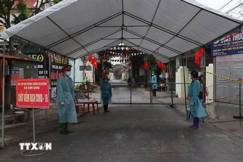 Chốt kiểm soát dịch tại thôn Phù Tải 2, xã Kim Đính, huyện Kim Thành vẫn duy trì 9 thành viên, chia 3 ca túc trực. (Ảnh: Mạnh Minh/TTXVN)