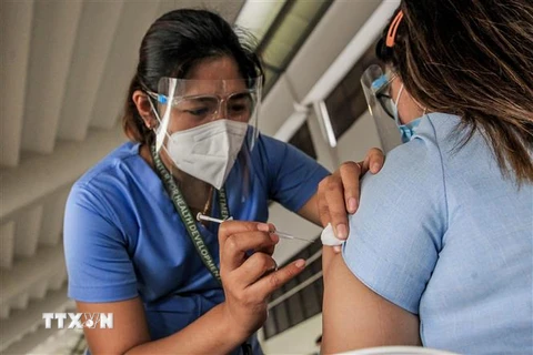Tiêm vaccine phòng COVID-19 cho nhân viên y tế tại Marikina, Philippines. (Ảnh: THX/TTXVN)