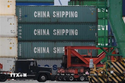 Container hàng hóa đến từ Trung Quốc được bốc dỡ tại cảng ở Long Beach, California, Mỹ. (Ảnh: AFP/TTXVN)
