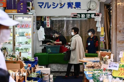 Người dân mua sắm tại một cửa hàng rau củ ở Tokyo, Nhật Bản. (Ảnh: AFP/TTXVN)