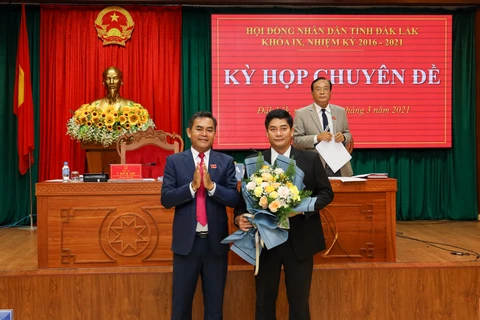 Ông Y Vinh Tơr, Phó Chủ tịch Hội đồng Nhân dân tỉnh Đắk Lắk, ra mắt tại Kỳ họp. (Nguồn: baodaklak.vn)