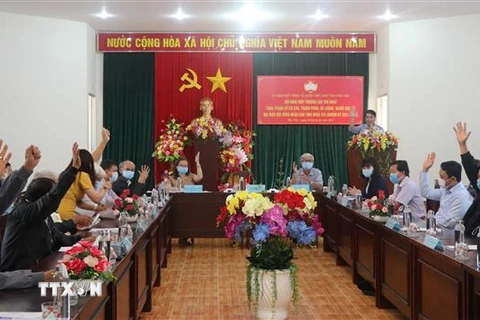 Các đại biểu biểu quyết, thống nhất cơ cấu, thành phần đại biểu Hội đồng Nhân dân tỉnh Phú Yên khóa VIII nhiệm kỳ 2021-2026. (Ảnh: Phạm Cường/TTXVN)