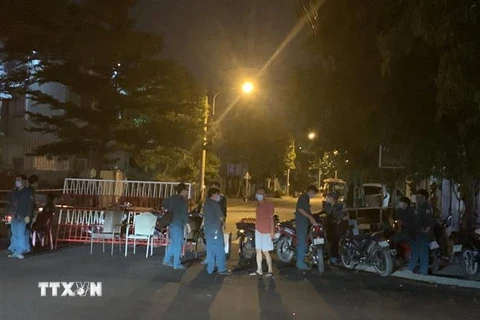 Lực lượng chức năng thành phố Thuận An phong tỏa đường D35 thuộc phường An Phú (thành phố Thuận An, Bình Dương). (Ảnh: Chí Tưởng/TTXVN)