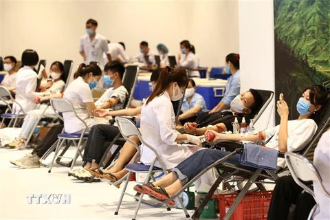 Các tình nguyện viên hiến máu tình. (Ảnh: Minh Quyết/TTXVN)