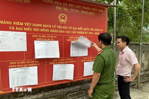Bảng niêm yết danh sách cử tri tại trụ sở xã Trung Sơn, huyện A Lưới, Thừa Thiên-Huế. (Ảnh: Đỗ Trưởng/TTXVN)