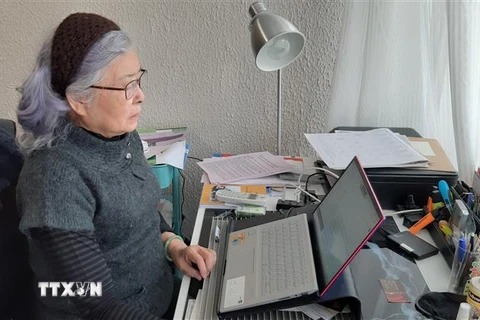 Bà Trần Tố Nga bên bàn làm việc tại nhà. (Ảnh: Toàn Trí/TTXVN)
