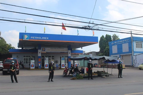 Lực lượng công an khám xét trạm xăng của Doanh nghiệp tư nhân Việt Khánh Anh. (Ảnh: TTXVN phát)