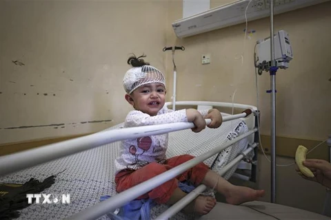 Một em bé Palestine bị thương, sau loạt không kích của Israel xuống Dải Gaza, được điều trị tại bệnh viện Al-Shifa. (Ảnh: AFP/TTXVN)
