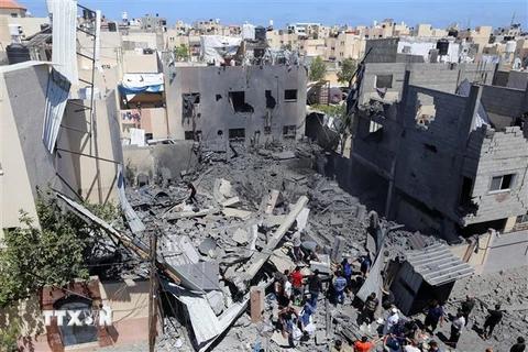 Hiện trường đổ nát sau vụ không kích của Israel xuống thành phố Khan Younis, Dải Gaza, ngày 19/5. (Ảnh: THX/TTXVN)