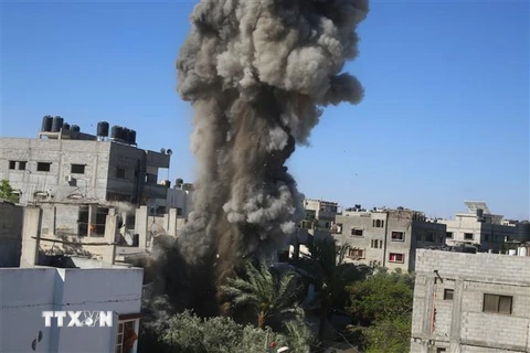 Khói bốc lên sau cuộc không kích của Israel xuống Dải Gaza ngày 19/5. (Ảnh: THX/TTXVN)