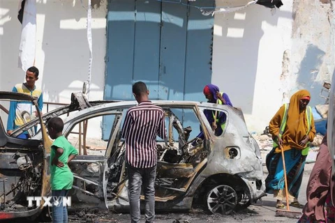 Hiện trường một vụ đánh bom xe ở Mogadishu, Somalia. (Ảnh: AFP/TTXVN)