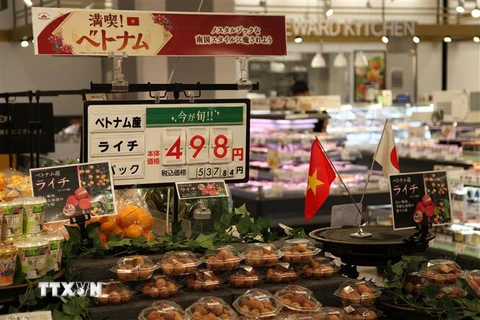 Quầy bày bán vải thiều Việt Nam tại siêu thị AEON Nhật Bản. (Ảnh: Đào Thanh Tùng/TTXVN)