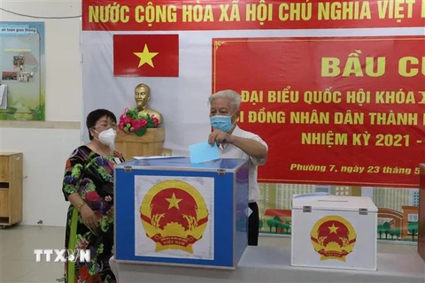 Cử tri bỏ phiếu tại Tổ bầu cử số 062, phường 7, quận Tân Bình, Thành phố Hồ Chí Minh. (Ảnh: Hồng Giang/TTXVN)