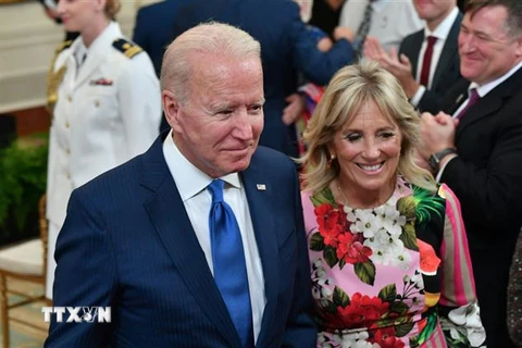 Tổng thống Mỹ Joe Biden (trái) và Đệ nhất phu nhân Jill Biden tại một sự kiện ở Nhà Trắng. (Ảnh: AFP/TTXVN)