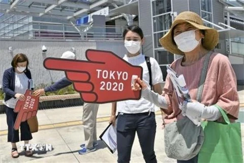 Hướng dẫn cho các tình nguyện viên phục vụ Olympic Tokyo tại Iwaki, tỉnh Fukushima, Nhật Bản. (Ảnh: Kyodo/TTXVN)