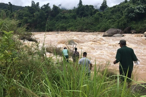 Lực lượng cứu hộ địa phương tìm kiếm dọc suối Nậm Củm. (Nguồn: baolaichau.vn)