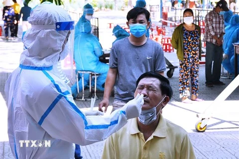 Xét nghiệm SARS-CoV-2 cho người dân tại Đà Nẵng. (Ảnh: Trần Lê Lâm/TTXVN)